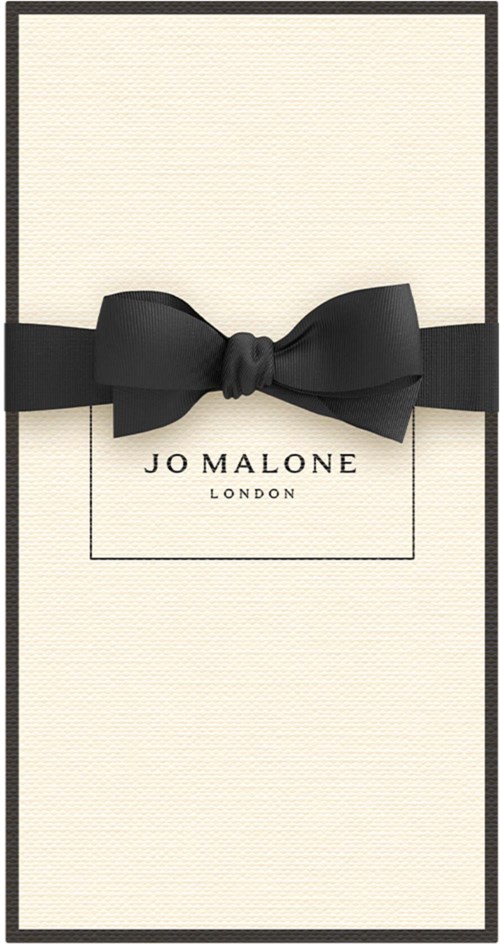 Elegant hvid æske med sort bånd og sløjfe, med Jo Malone London logoen i midten.