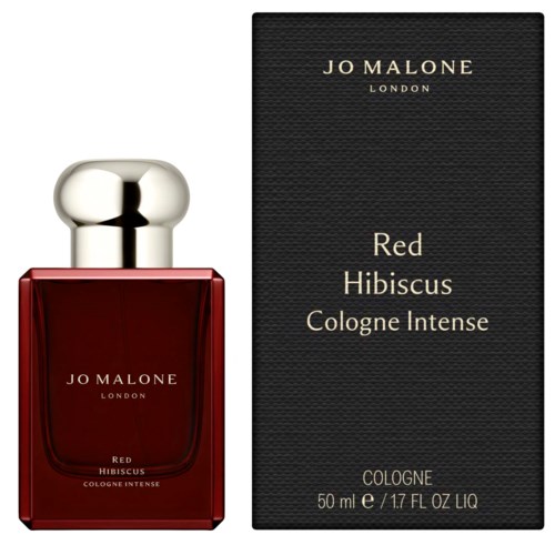 Een rood parfumflesje met een zilveren deksel naast een zwart doosje met de tekst Jo Malone Red Hibiscus Cologne Intense.