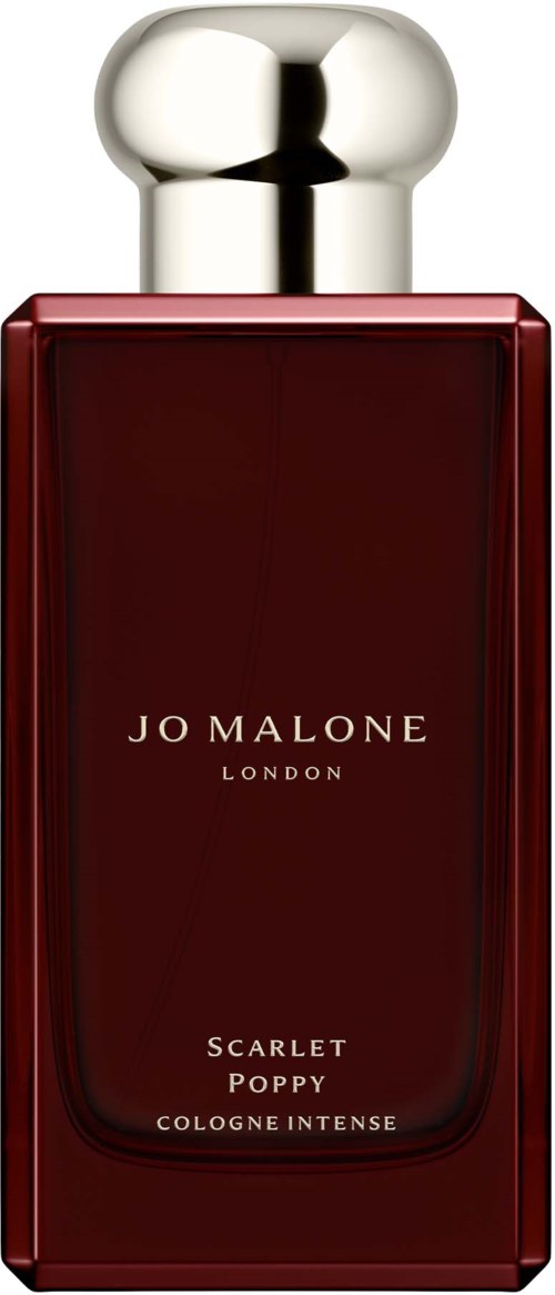 Tummanpunainen tuoksupullo, jossa hopeinen kansi ja etiketti lukien Jo Malone London Scarlet Poppy Cologne Intense.