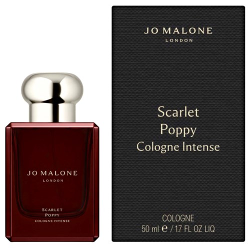 Een rode parfumfles met een zilveren dop en een zwart doosje. Het doosje heeft gouden tekst voor Jo Malone en geurnoten.