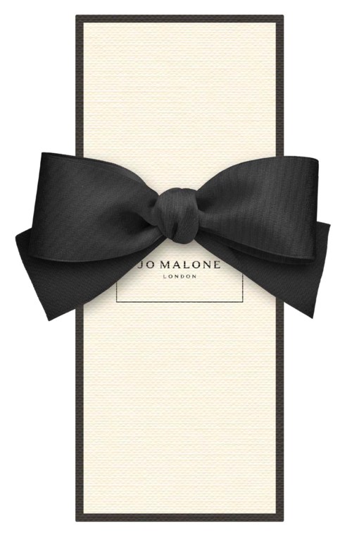Valkoinen laatikko, jossa on iso musta nauha solmittuna rusetiksi, merkintä Tom Ford London.