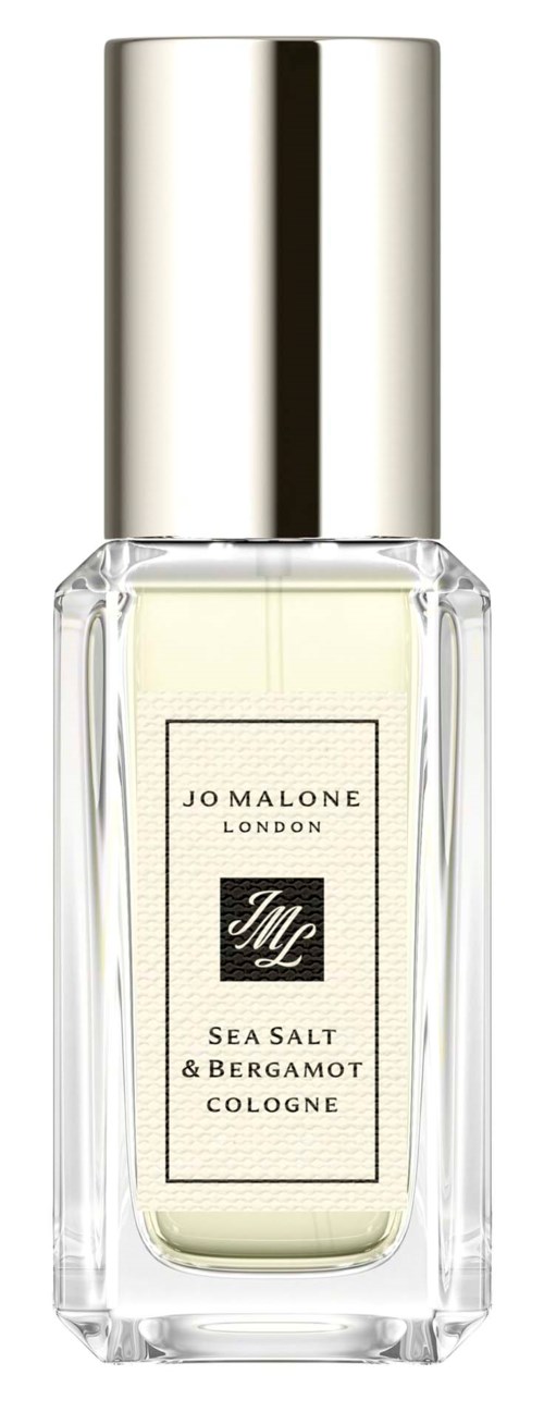 En klar glasflaske med Jo Malone Sea Salt & Bergamot Cologne, sølvhætte og hvid etikett.