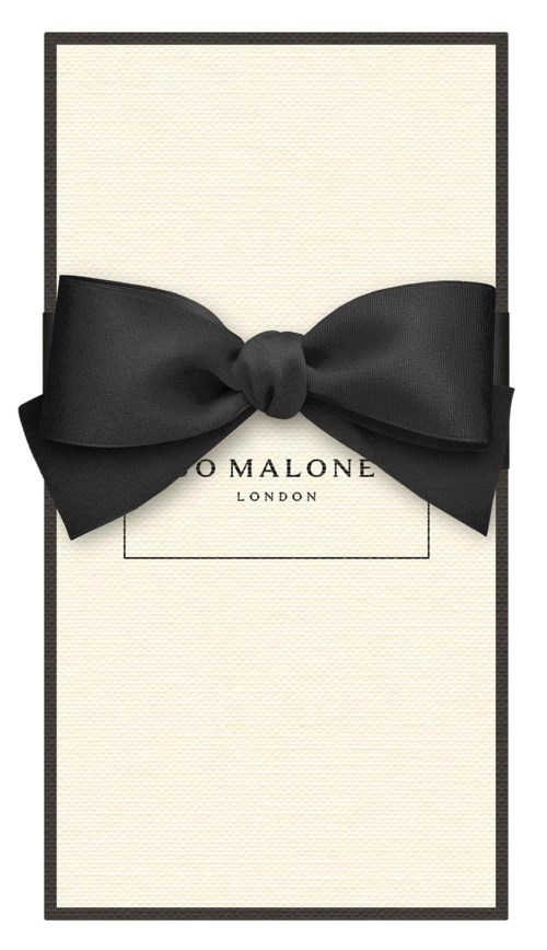 Ett vitt kort med svart kant och en stor svart rosett. Märket "Jo Malone London" står i mitten.