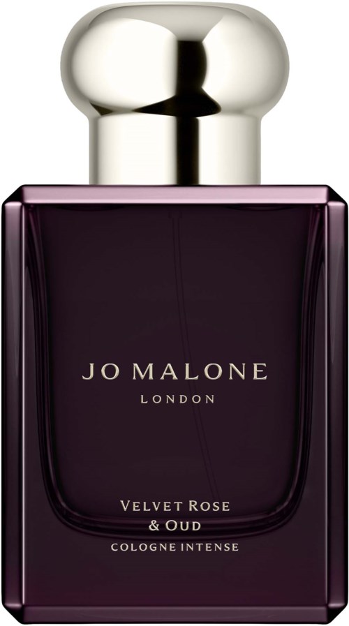 Een parfumfles met een glimmende zilveren dop en donkerpaars lichaam met label Jo Malone London Velvet Rose & Oud.