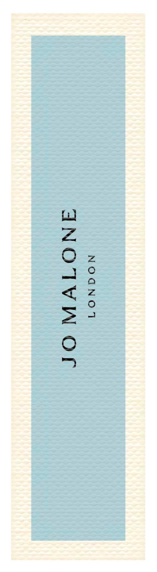 En ljusblå etikett med svart text som säger "Jo Malone London".