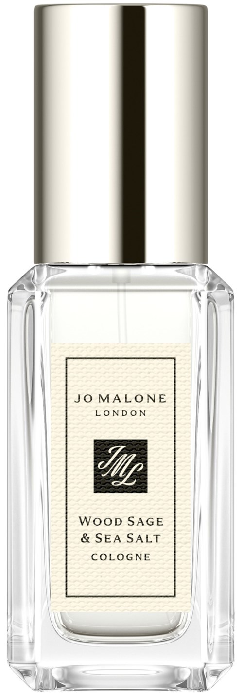 En klar glassflaske med sølvhette, merket Jo Malone London Wood Sage & Sea Salt cologne.