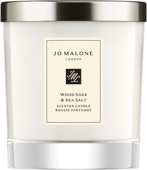 Een witte geurkaars in een glazen pot met een zwarte deksel, genaamd Jo Malone London, Wood Sage & Sea Salt.