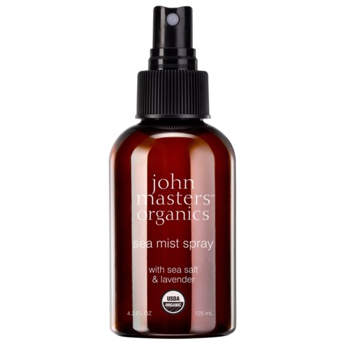 En brunspraya-flaska märkt 'John Masters Organics Sea Mist Spray' med havssalt och lavendel, 125 mL.