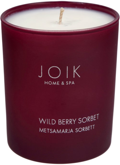 Czerwony świeca z białą knotką, oznaczona 'JOIK Home & Spa' i 'Wild Berry Sorbet.'