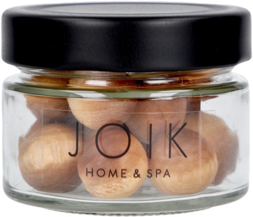 Et glas med sort låg, fyldt med nødder, mærket 'JOK HOME & SPA'.