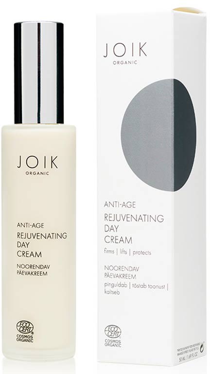 En vit flaska och box med JOIK Organic Anti-Age Rejuvenating Day Cream. Flaskan har en silverkork och enkel text.