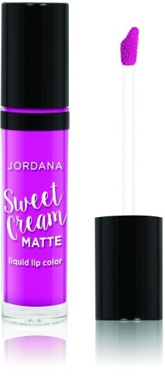 Lilla læbegelæbesvæske med sort låg og applikator. Brandnavn 'JORDANA' og 'Sweet Cream Matte' skrevet på den.