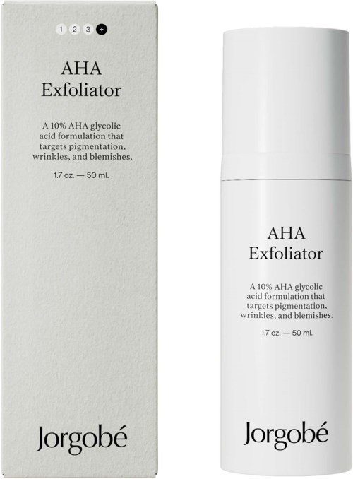 Valkoinen pullo ja laatikko, joissa lukee Jorgobé AHA Exfoliator, teksti on mustaa, tarkoitettu ihon kuorintaan ja anti-agingiin.