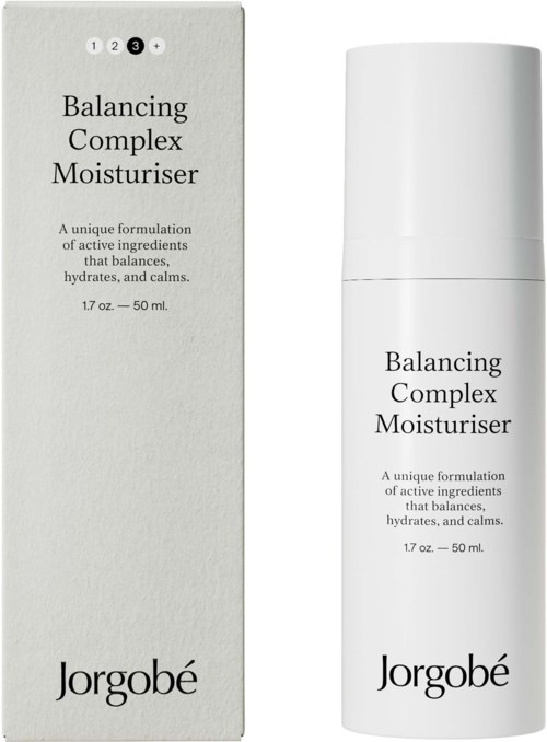 Valkoinen pullo ja pahvipakkaus, joissa lukee 'Balancing Complex Moisturiser' Jorgobéilta, 50 ml, yksinkertainen tyylikäs muotoilu.