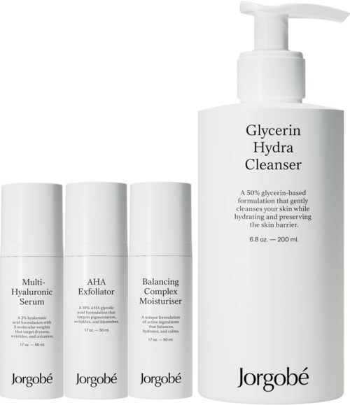 Kolme ihonhoitotuotepulloa ja suuri pullo, joka on merkitty Glycerin Hydra Cleanser -kasvovedeksi. Suuressa pullossa on pumppu.