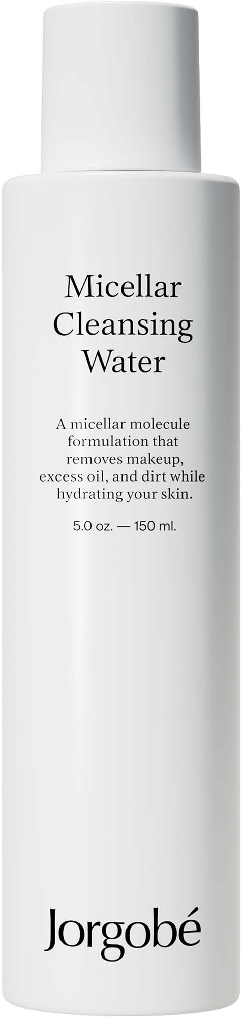 En vit flaska märkt 'Micellar Cleansing Water' med svart text, hög och smal form, märket Jorgobé längst ner.