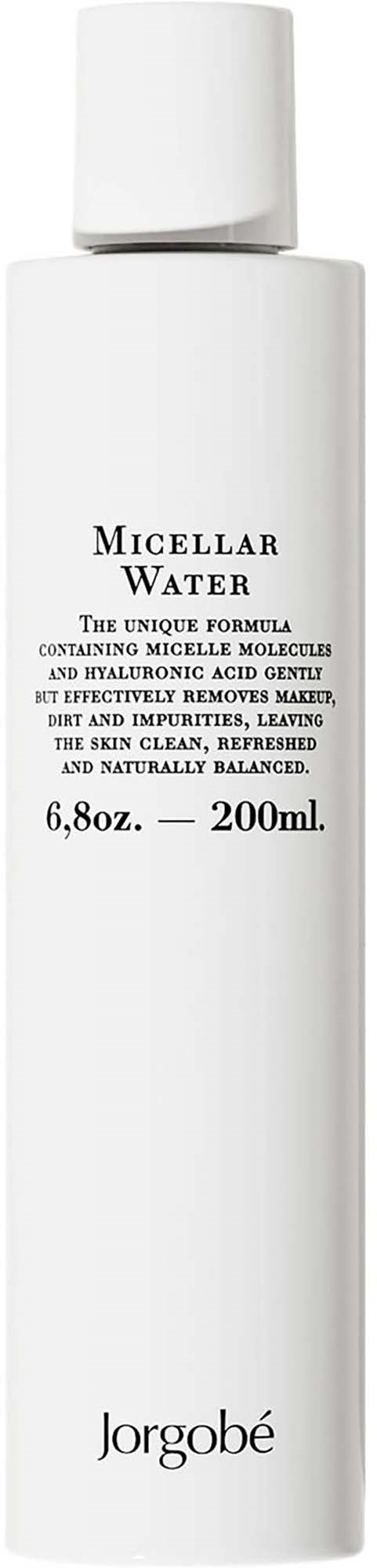 En lång vit flaska med svart text, märkt "Micellar Water" och märkesnamnet "Jorgob e9."