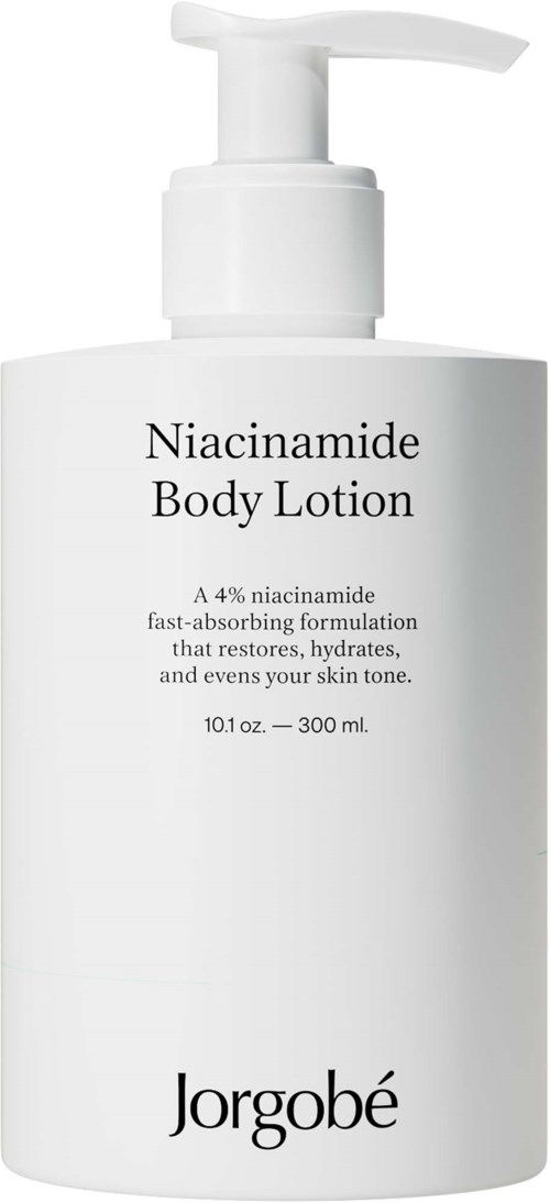 Valkoinen voitelopullo pumppupullolla, nimeltä Niacinamide Body Lotion valmistajalta Jorgobé, 300 ml.