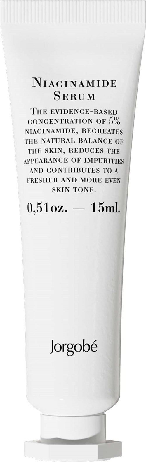 En vit tub med svart text som heter Niacinamide Serum, förklarar dess fördelar, storlek 15ml, märkt Jorgobé.