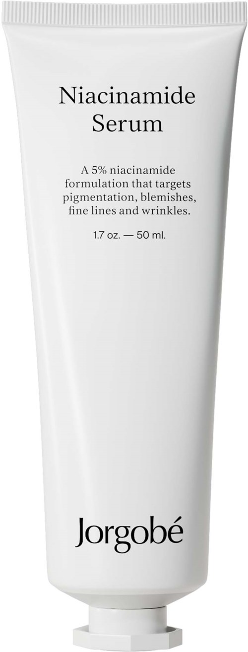 En vit tub märkt Niacinamide Serum med text som beskriver dess syfte och varumärket Jorgobé.