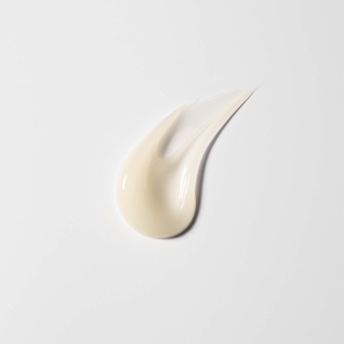 Krem eller lotion dråpe på hvit bakgrunn, glatt og skinnende overflate.