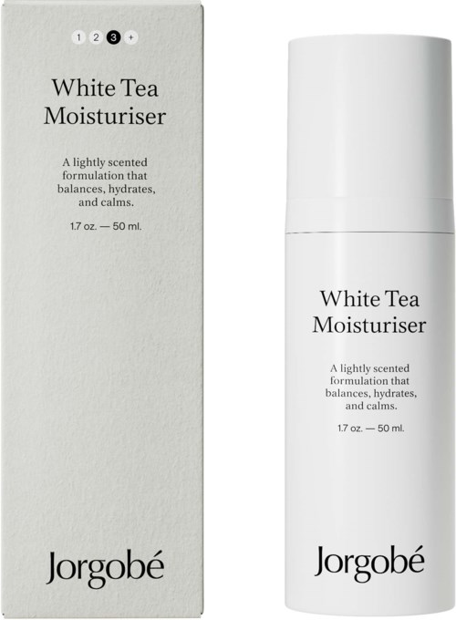 Valkoinen pullo ja laatikkonetti Jorgobé:n White Tea Moisturiser, yksinkertaisella mustalla tekstillä ja siistillä suunnittelulla.