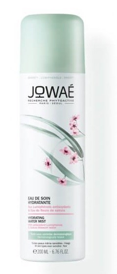 En lang, hvid og grøn sprayflaske med pink blomster og sort tekst.