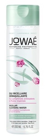 En hvid flaske med pink blomster, grønne blade og sort tekst til micellar vandrens. Indeholder 200 ml.
