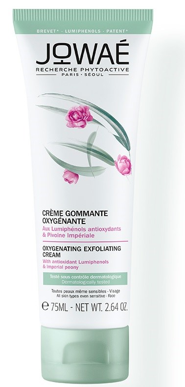 En tube med oksygenbasert eksfolierende krem med rosa blomster og grønne blader, merket med produktdetaljer i svart og rosa.