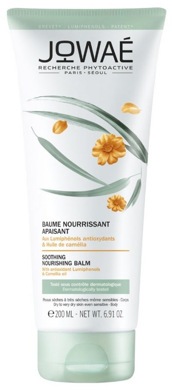 En tub med lugnande närande balsam med kamelia och lakrits extrakt, med gula blommor och gröna blad.