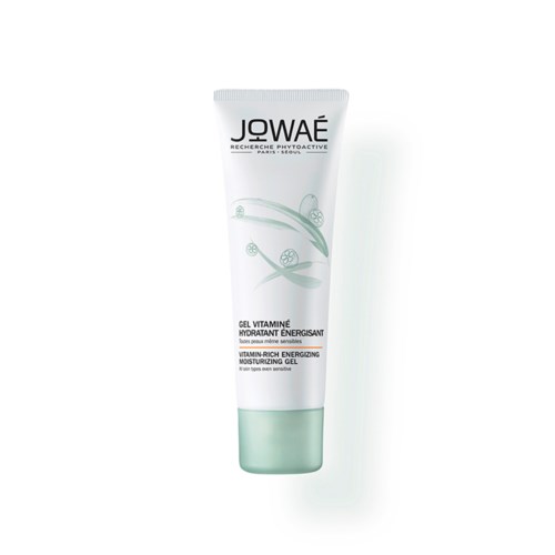 En hvit tube med grønne detaljer, merket JOWÅÉ Vitamin-Rik Energigivende Fuktighetsgivende Gel, for sensitiv hud.
