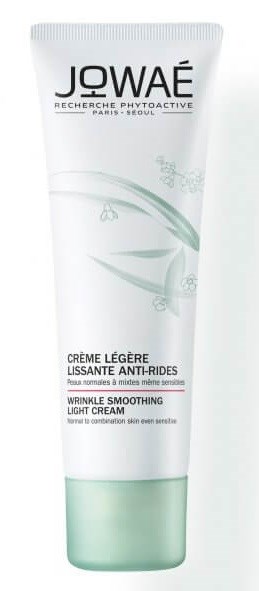 En hvid tube med grønne detaljer, mærket JOWAE, tilbyder dermatologisk hudpleje til sensitiv hud, især en rynkeudglattende creme.