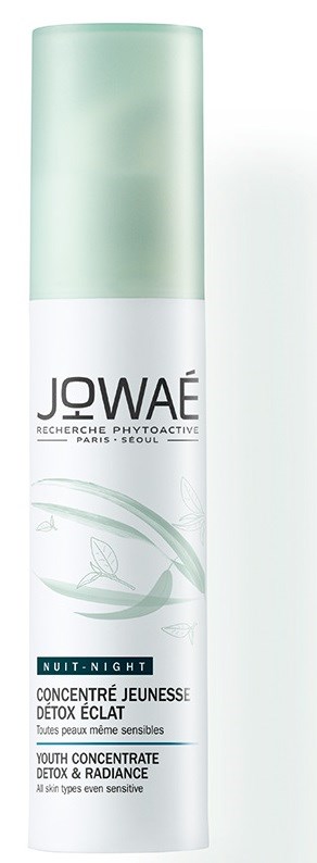 En lang flaske merket Jowae Night Youth Concentrate for sensitiv hud, med en lysende grønn og hvit design.