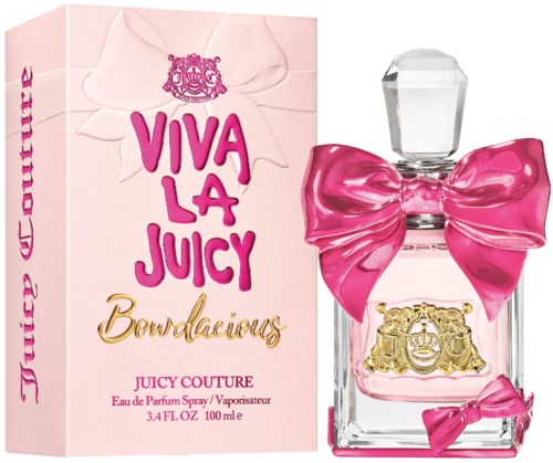 Ljus rosa parfyllåda med stor rosett, boxar märkta 'Viva La Juicy' och 'Boundaicious' i rosa och guld.