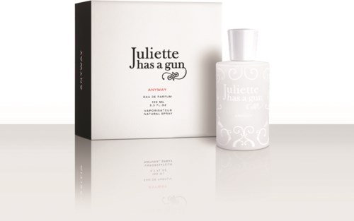 En parfyllflaska och box med texten "Juliette has a gun" och en liten grafisk bild av ett vapen.
