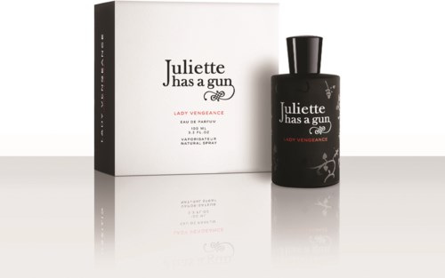 Hajuvesipullo ja laatikko, joissa lukee 'Juliette has a gun' ja 'Lady Vengeance' heijastavalla pinnalla.