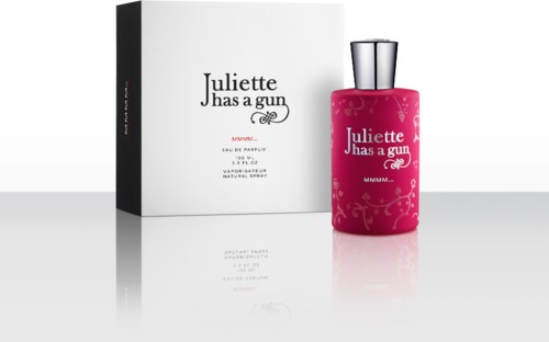 En parfyllflaska med rosa färg och en silverkapsel, bredvid en vit box, märkta "Juliette Has a Gun."