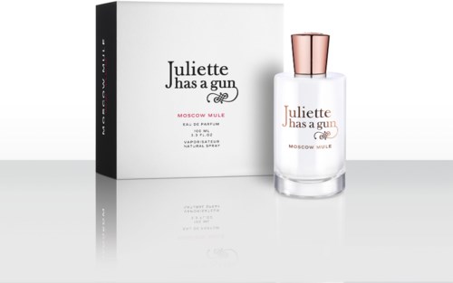 Pudełko i butelka perfum o nazwie "Juliette Has a Gun Moscow Mule" w kolorze białym i różowego złota.