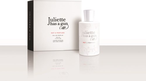 Valkoinen hajuvesi pullo ja laatikko, joissa musta ja vaaleanpunainen teksti, sisältää merkin "Juliette has a gun" ja "Not a perfume."