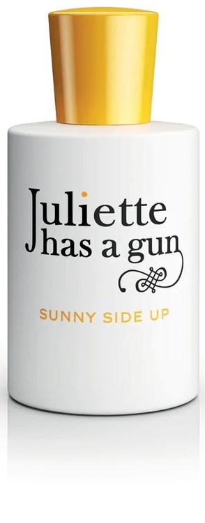 En vit flaska med guldfärgad topp, märkt "Juliette has a gun Sunny Side Up," med en liten teckning av ett vapen.