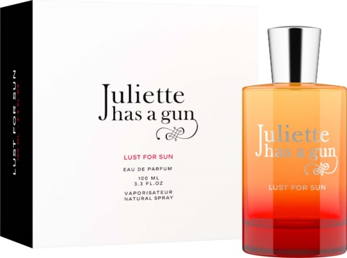 Hajuvesilasia ja laatikko merkinnällä "Juliette Has a Gun" ja "Lust for Sun."