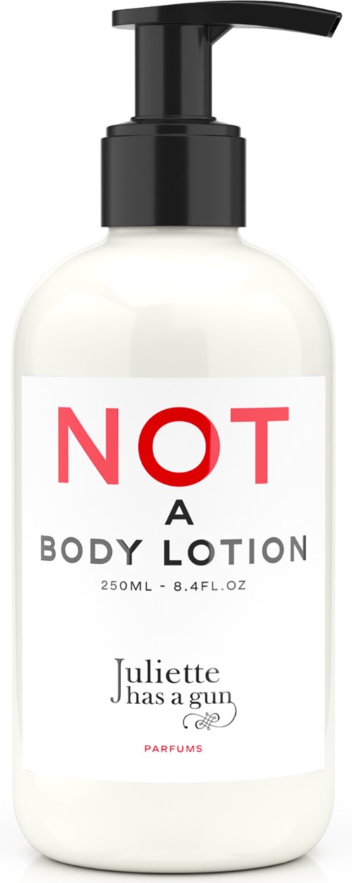 En vit lotionflaska med svart pump, etiketten säger "NOT A BODY LOTION," står "Juliette has a gun," är en parfym.
