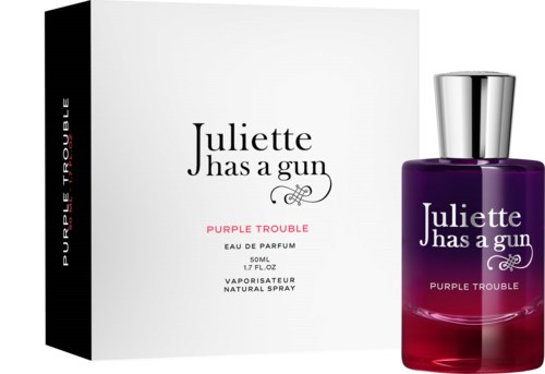 Violetti tuoksupullo hopeanvärillä kannella ja valkoinen laatikko, merkinnät Juliette Has a Gun, Purple Trouble, 50ml.