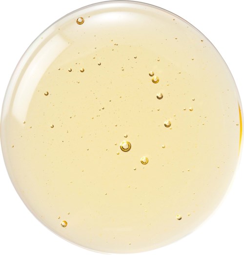 En genomskinlig vätska med små bubblor i, i en rund behållare. Det ser ut som ett glas läsk eller mousserande dryck.