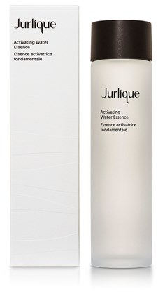En hvid flaske med sort låg mærket 'Jurlique Activating Water Essence'. Den har en lignende emballage.