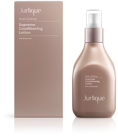 Butelka lotionu Jurlique Supreme Conditioning z różą obok różowego opakowania.
