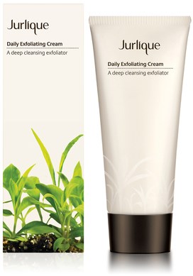 En tube med Jurlique daglig eksfolierende creme med grønne planter på æskens baggrund.