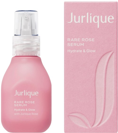 Een roze flesje Jurlique Rare Rose Serum met pomp, naast een bijpassende roze doos met bladontwerp.