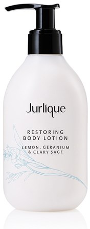 En hvid flaske med pumpe, mærket Jurlique Restoring Body Lotion, med citron, geranium og klary salvie.