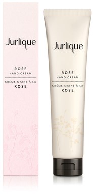 Eine Tube Jurlique Rose Handcreme neben ihrer rosa Verpackung. Die Verpackung ist schlicht und elegant.